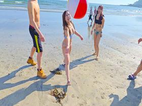 夏だ!海だ!SEXだ!!水着で解放的になった素人美女とズッコンバッコンぶっかけ中出しパーティ30人8時間　サンプル画像02